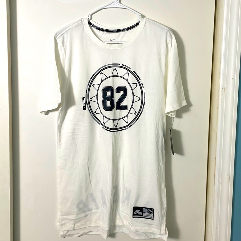 Size M- Nike Men white Tee